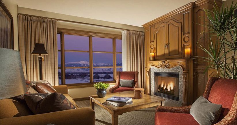Cosy up around the fireplace after a long day on the slopes. Photo: Snake River Lodge - image_2